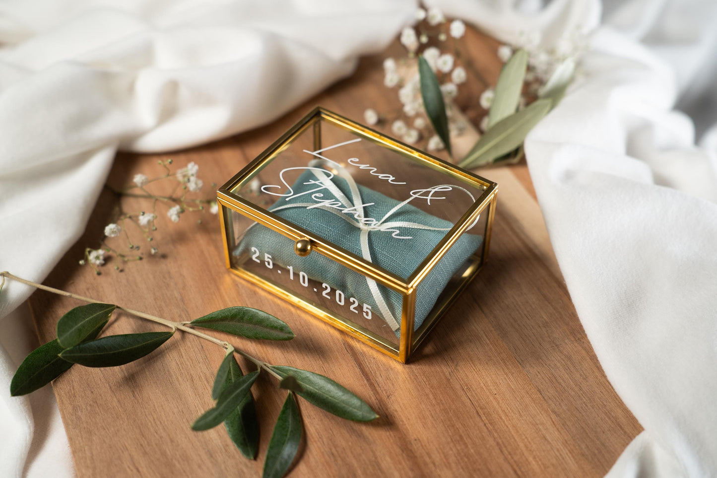 Personalisierte Ringbox aus Glas in Gold mit petrol Kissen | Vintage-Ringbox für Hochzeit & Verlobung
