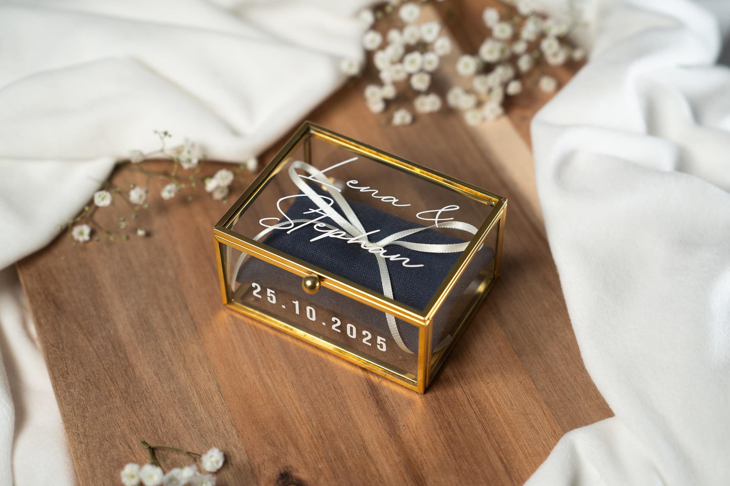 Personalisierte Ringbox aus Glas in Gold mit dunkelblauem Kissen | Vintage-Ringbox für Hochzeit & Verlobung