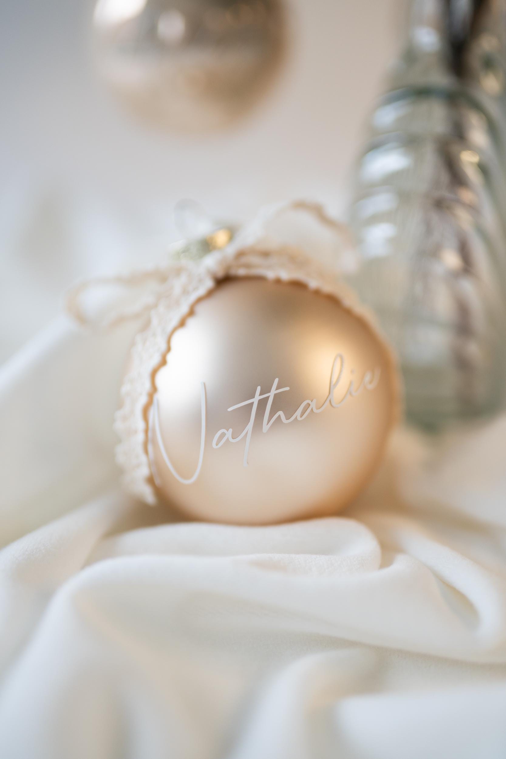 Weihnachtskugel personalisiert | Glaskugel Champagner mit Name & Schleife | Geschenk Weihnachten individuell