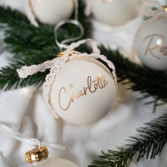 Weihnachtskugel personalisiert | Glaskugel Ivory Elfenbein mit Name & Schleife | Geschenk Weihnachten individuell