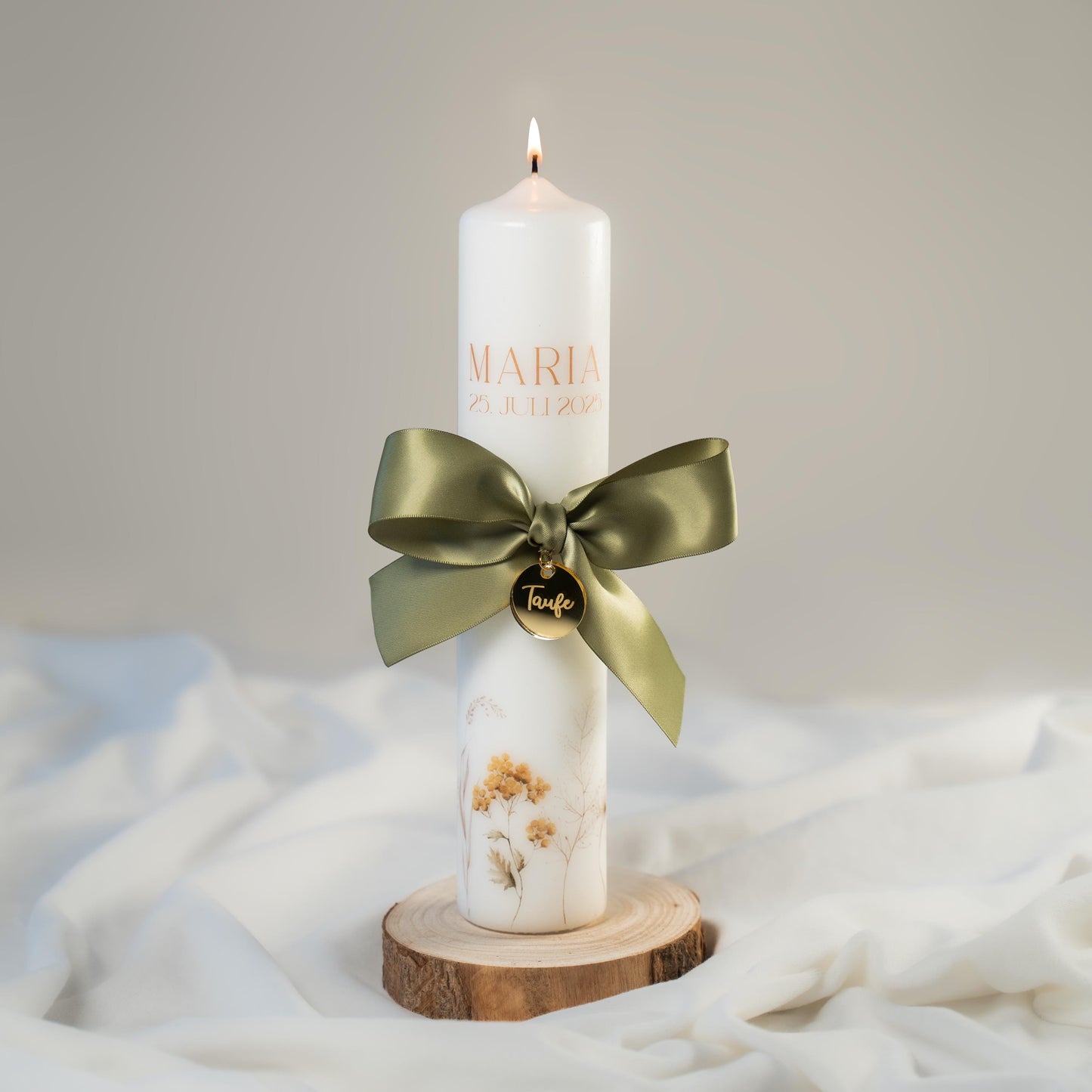 Taufkerze Flowers personalisiert mit Schleifenband und passendem Anhänger – individuelle Stumpenkerze mit Name und Datum
