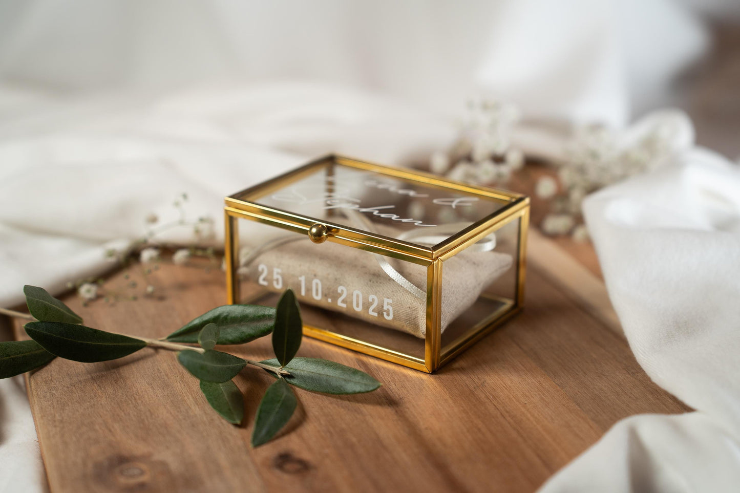 Personalisierte Ringbox aus Glas in Gold mit Sand Kissen | Vintage-Ringbox für Hochzeit & Verlobung