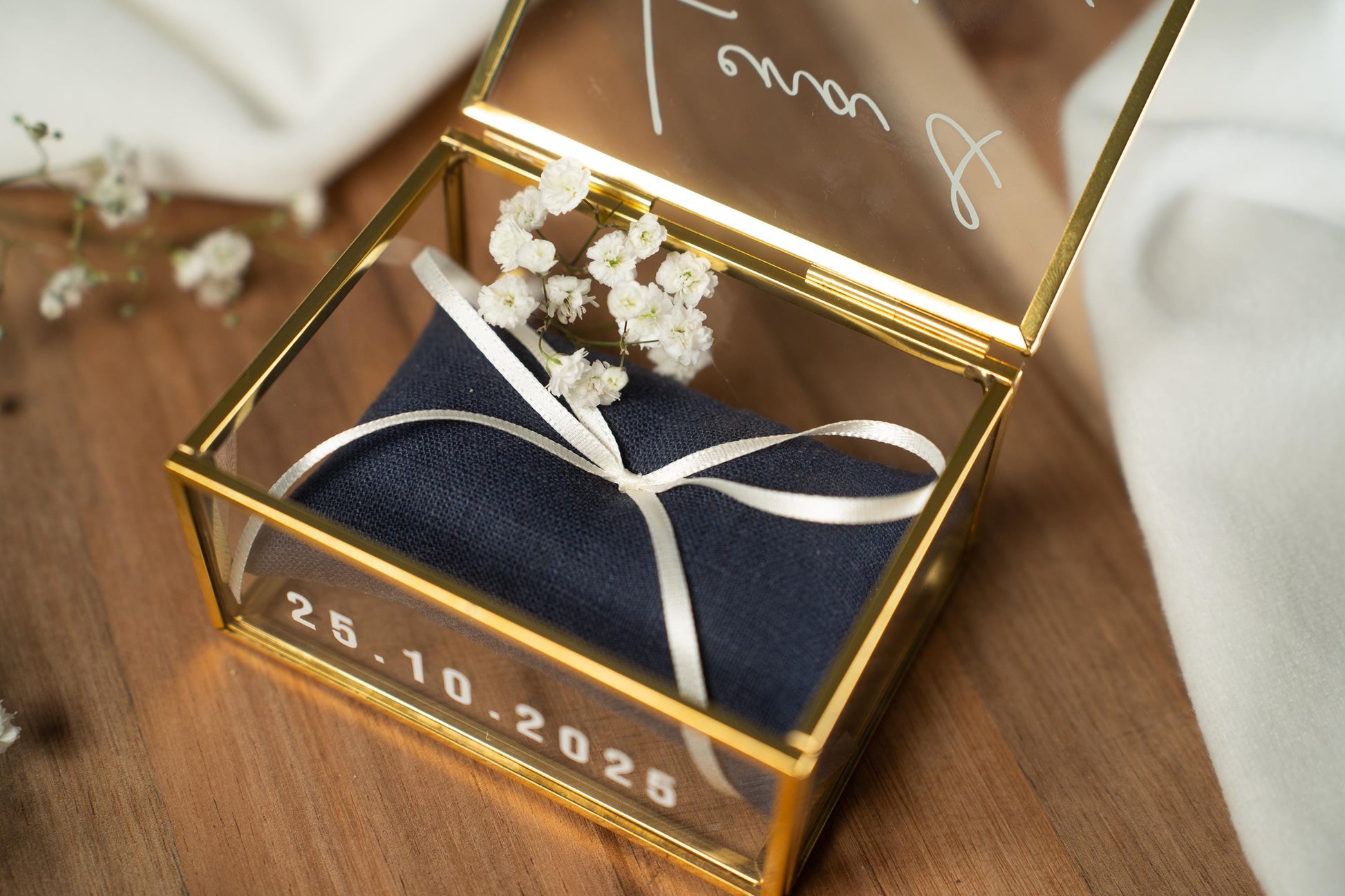Personalisierte Ringbox aus Glas in Gold mit dunkelblauem Kissen | Vintage-Ringbox für Hochzeit & Verlobung