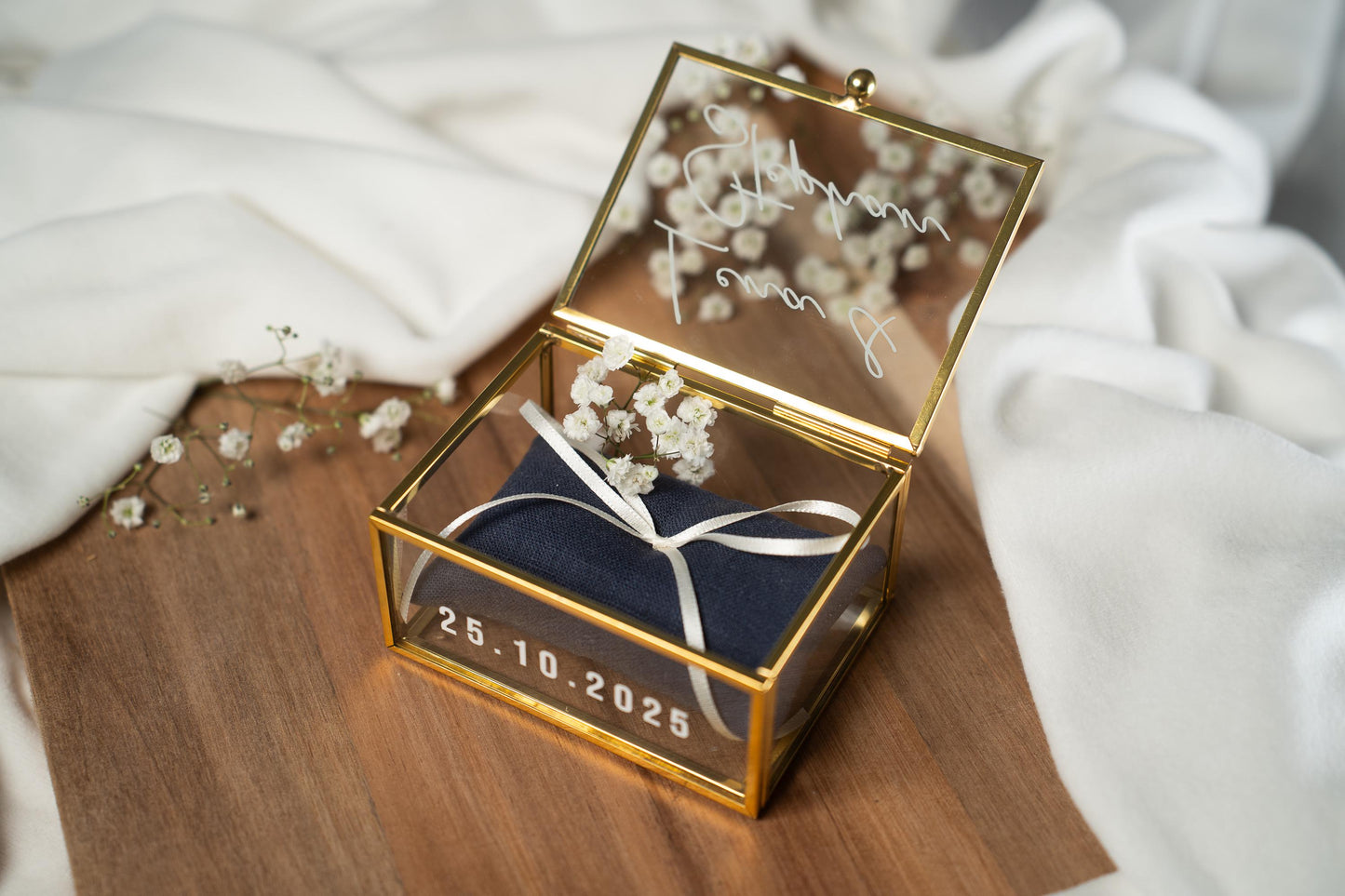 Personalisierte Ringbox aus Glas in Gold mit dunkelblauem Kissen | Vintage-Ringbox für Hochzeit & Verlobung