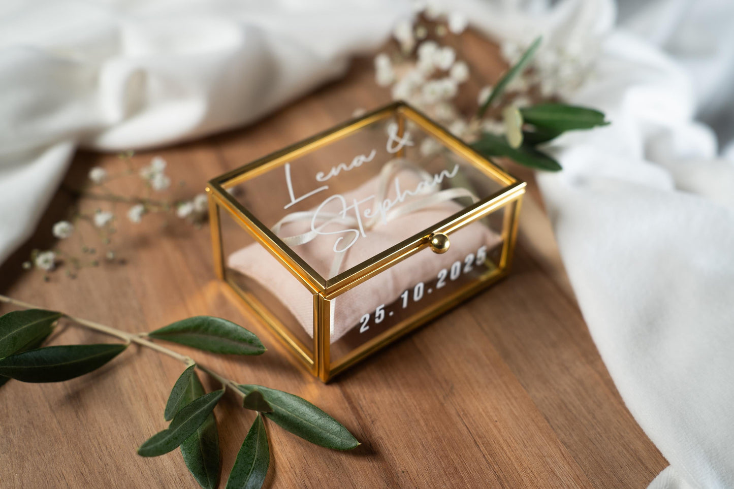 Personalisierte Ringbox aus Glas in Gold mit hellrosa Kissen | Vintage-Ringbox für Hochzeit & Verlobung