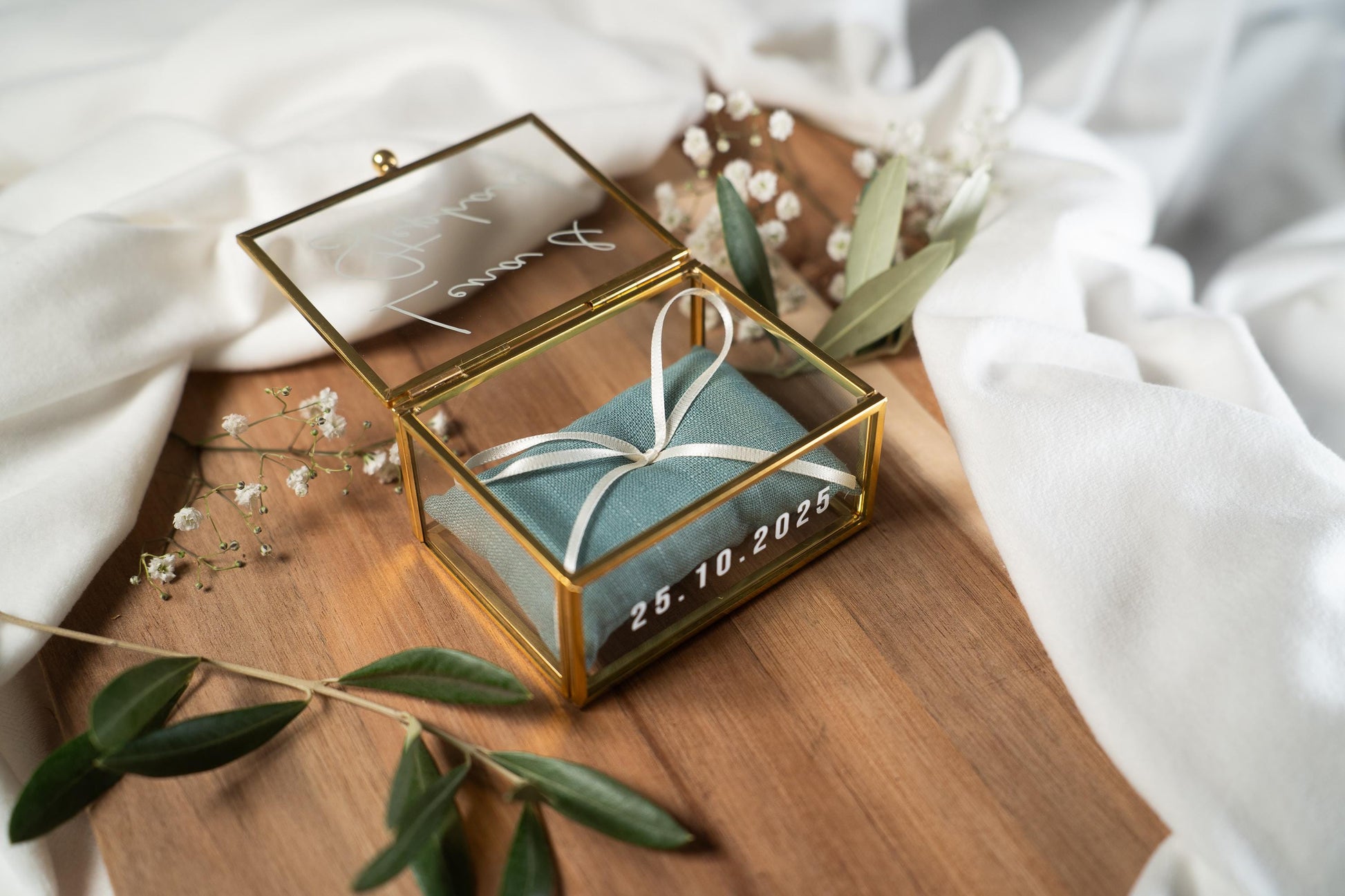 Personalisierte Ringbox aus Glas in Gold mit petrol Kissen | Vintage-Ringbox für Hochzeit & Verlobung