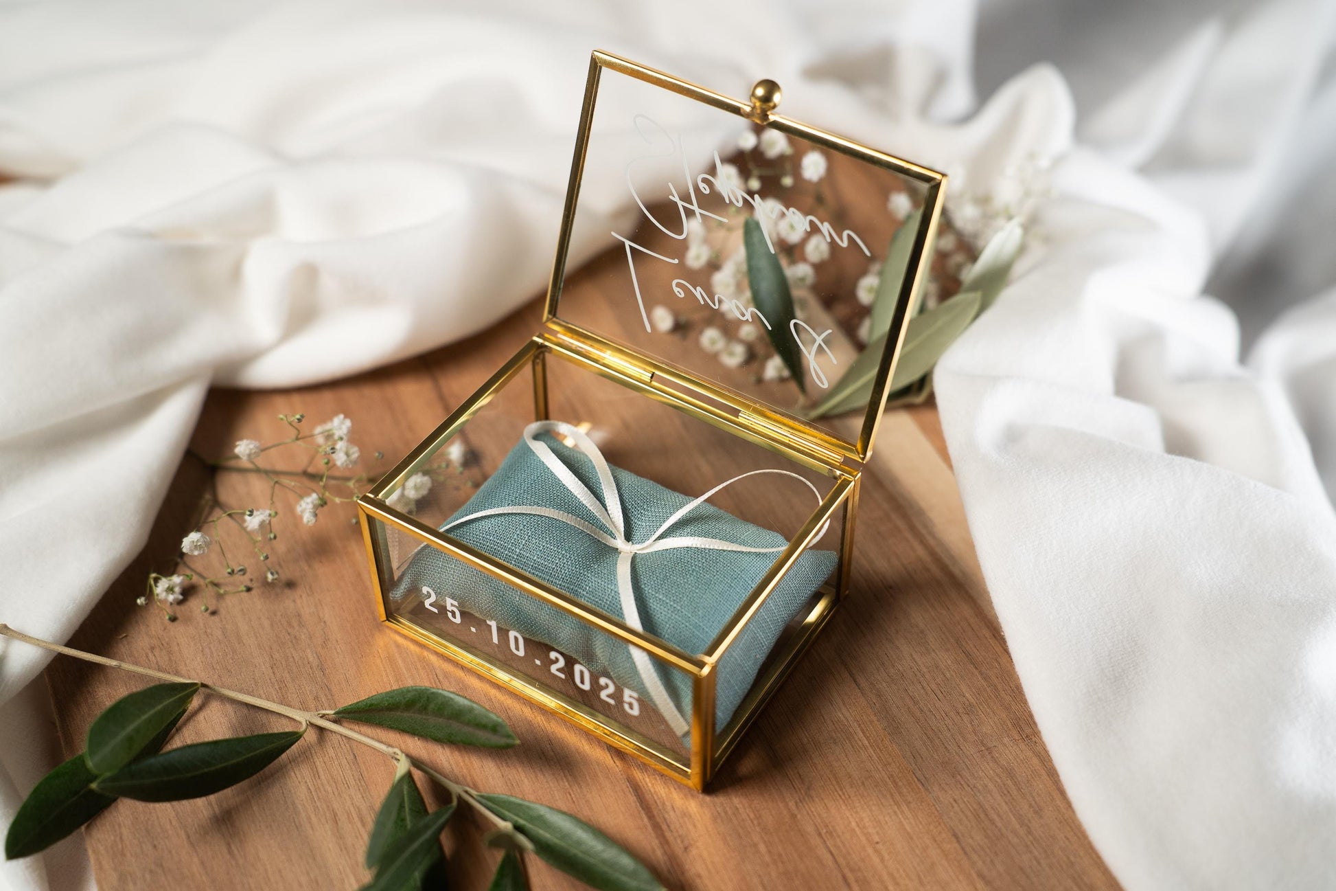 Personalisierte Ringbox aus Glas in Gold mit petrol Kissen | Vintage-Ringbox für Hochzeit & Verlobung