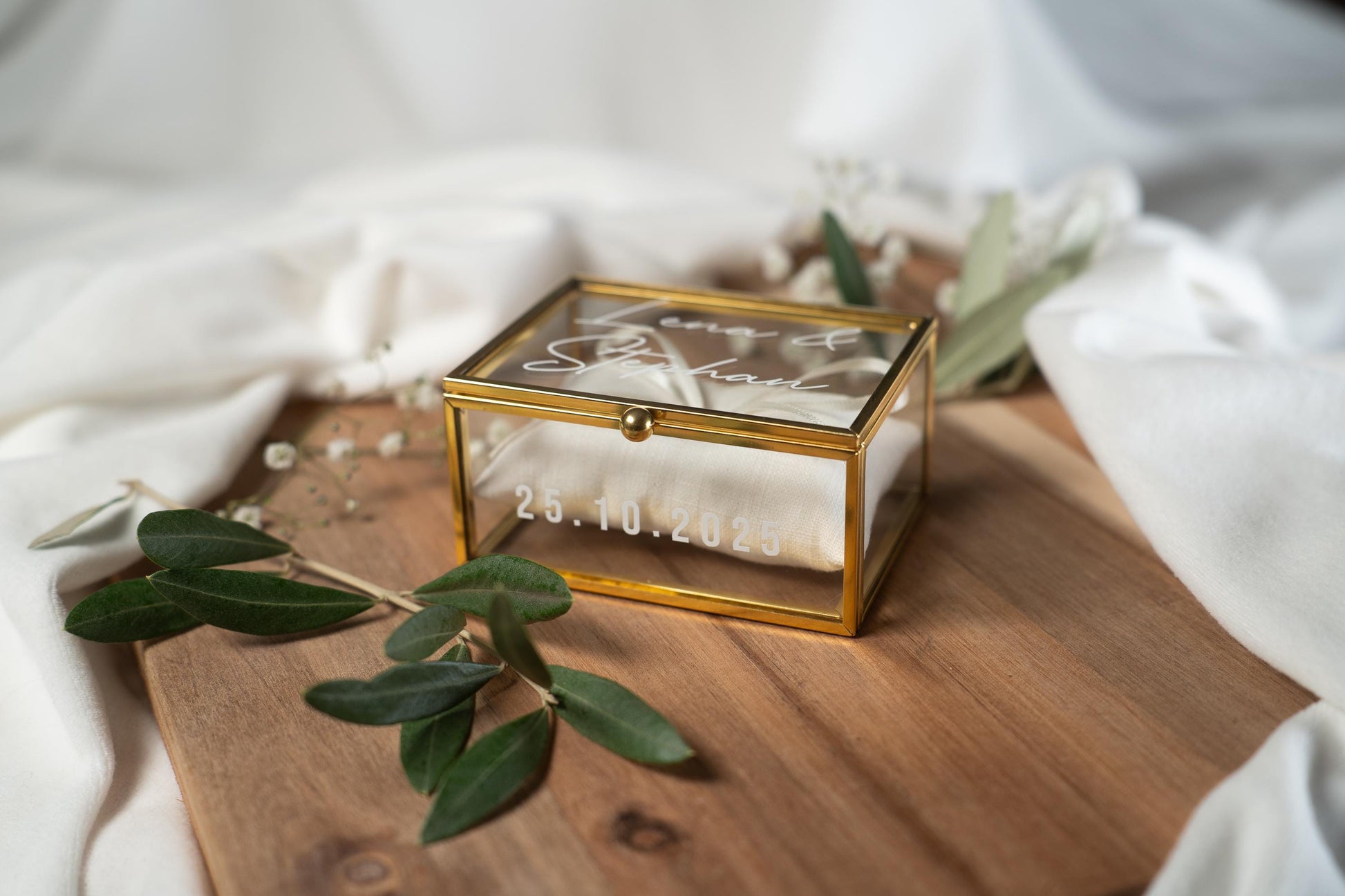 Personalisierte Ringbox aus Glas in Gold mit beigem Kissen | Vintage-Ringbox für Hochzeit & Verlobung
