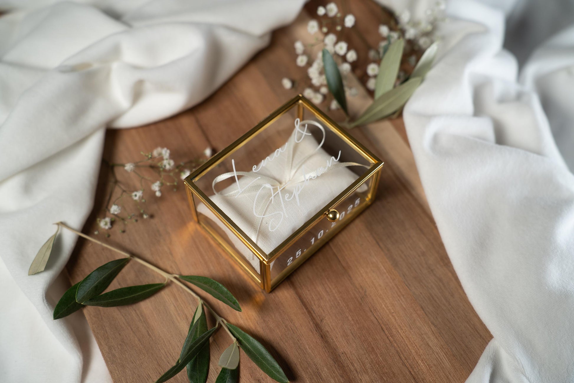 Personalisierte Ringbox aus Glas in Gold mit beigem Kissen | Vintage-Ringbox für Hochzeit & Verlobung