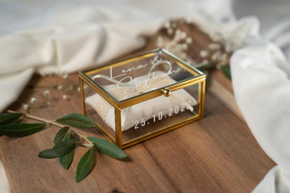 Personalisierte Ringbox aus Glas in Gold mit vintage Kissen | Vintage-Ringbox für Hochzeit & Verlobung