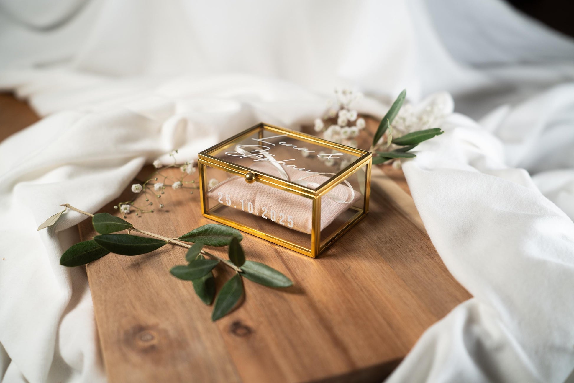 Personalisierte Ringbox aus Glas in Gold mit hellrosa Kissen | Vintage-Ringbox für Hochzeit & Verlobung