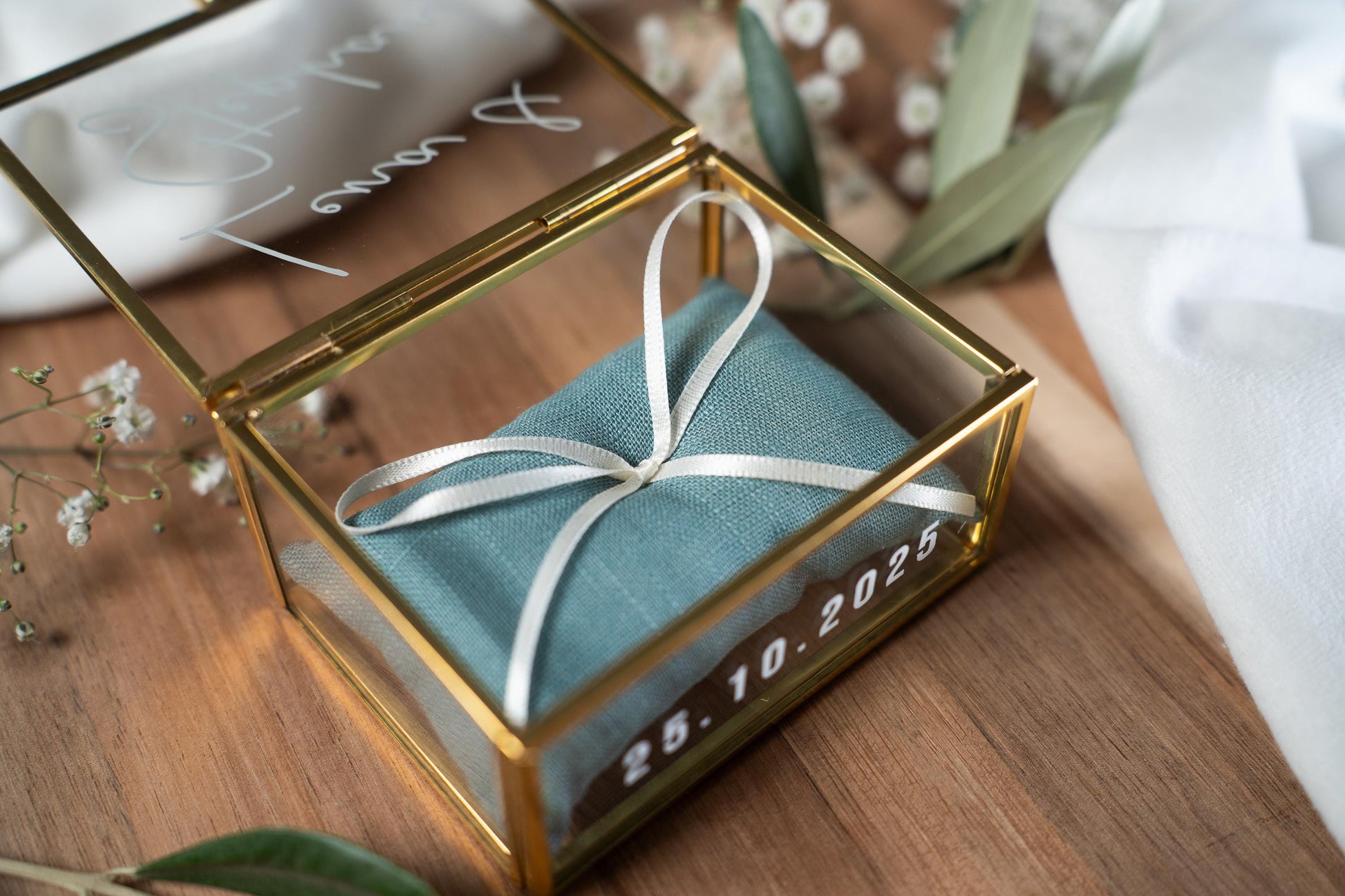 Personalisierte Ringbox aus Glas in Gold mit petrol Kissen | Vintage-Ringbox für Hochzeit & Verlobung