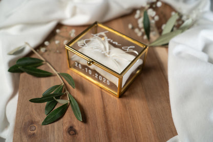 Personalisierte Ringbox aus Glas in Gold mit beigem Kissen | Vintage-Ringbox für Hochzeit & Verlobung