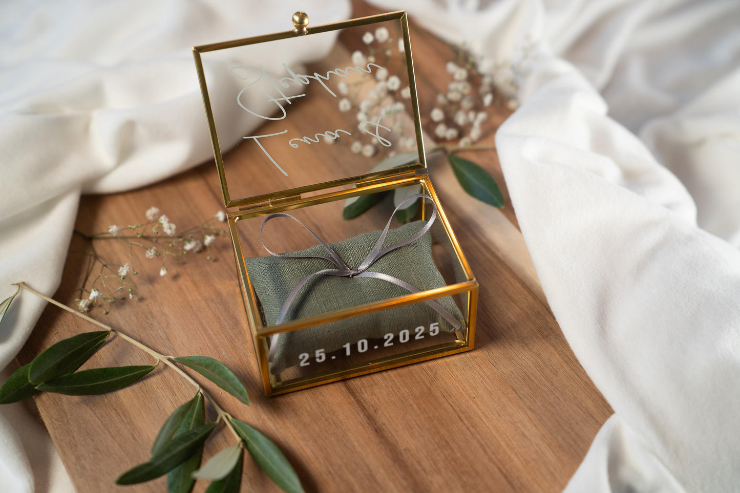 Personalisierte Ringbox aus Glas in Gold mit oliv Kissen | Vintage-Ringbox für Hochzeit & Verlobung