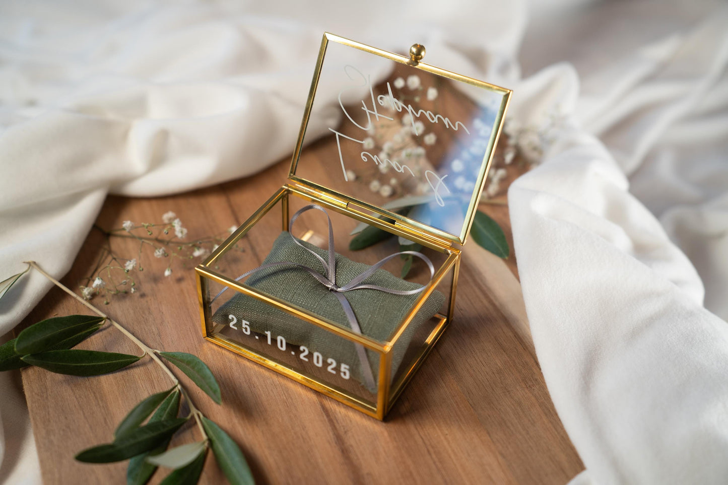 Personalisierte Ringbox aus Glas in Gold mit oliv Kissen | Vintage-Ringbox für Hochzeit & Verlobung