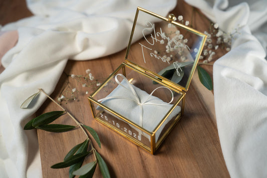 Personalisierte Ringbox aus Glas in Gold mit hellblauem Kissen | Vintage-Ringbox für Hochzeit & Verlobung