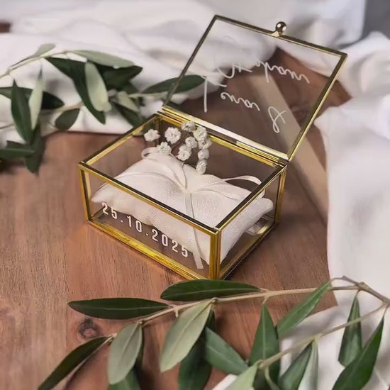 Personalisierte Ringbox aus Glas in Gold mit vintage Kissen | Vintage-Ringbox für Hochzeit & Verlobung