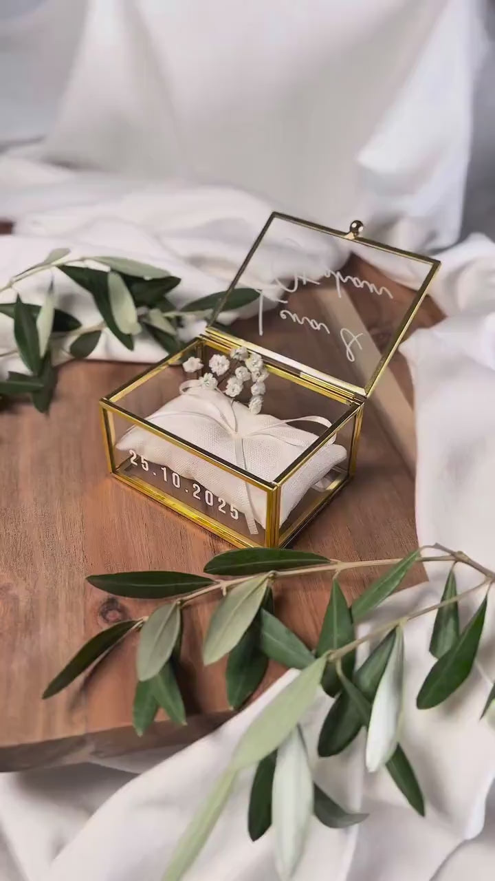 Personalisierte Ringbox aus Glas in Gold mit vintage Kissen | Vintage-Ringbox für Hochzeit & Verlobung