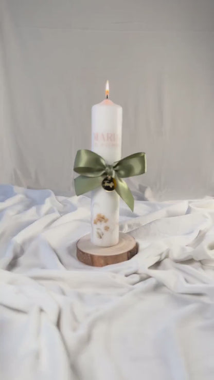 Taufkerze Flowers personalisiert mit Schleifenband und passendem Anhänger – individuelle Stumpenkerze mit Name und Datum