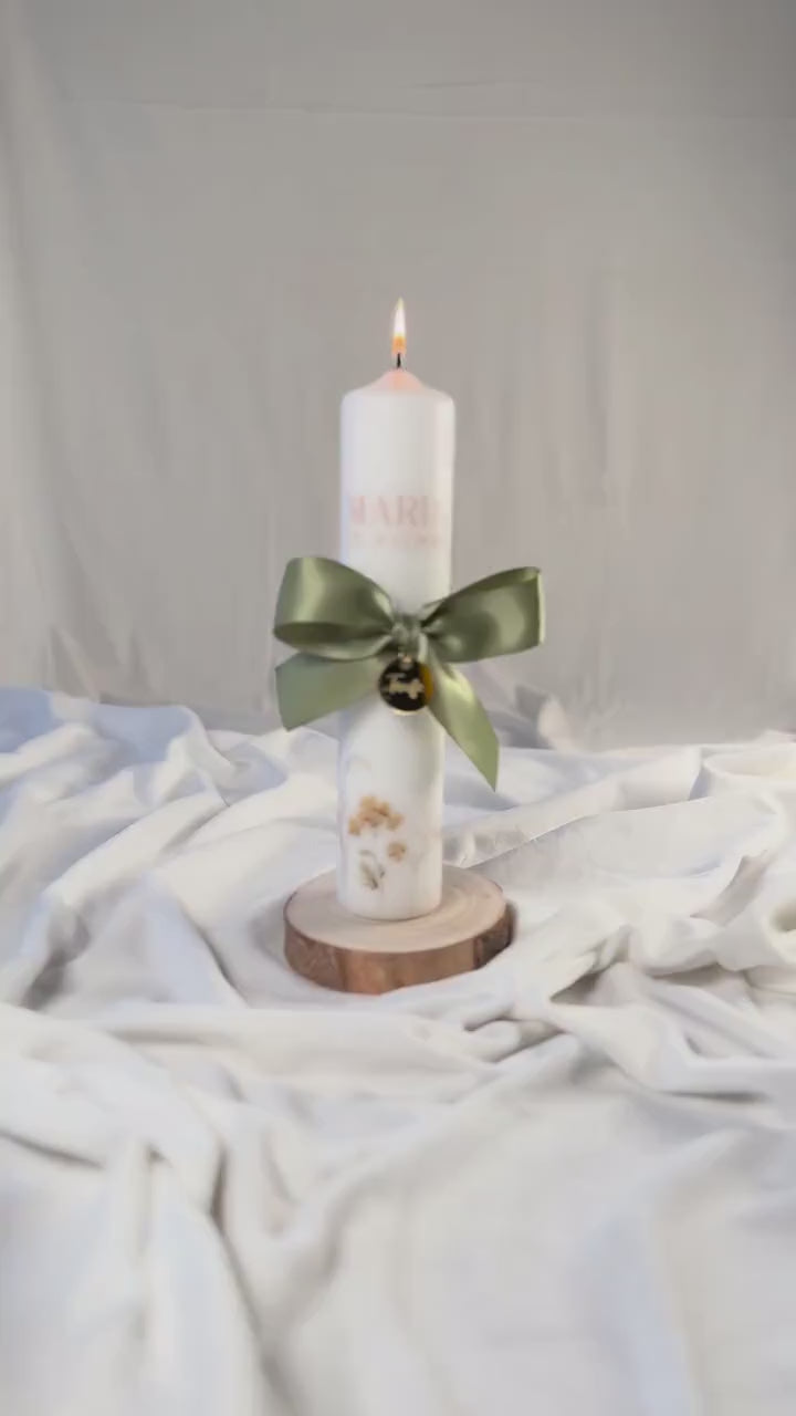 Taufkerze Flowers personalisiert mit Schleifenband und passendem Anhänger – individuelle Stumpenkerze mit Name und Datum